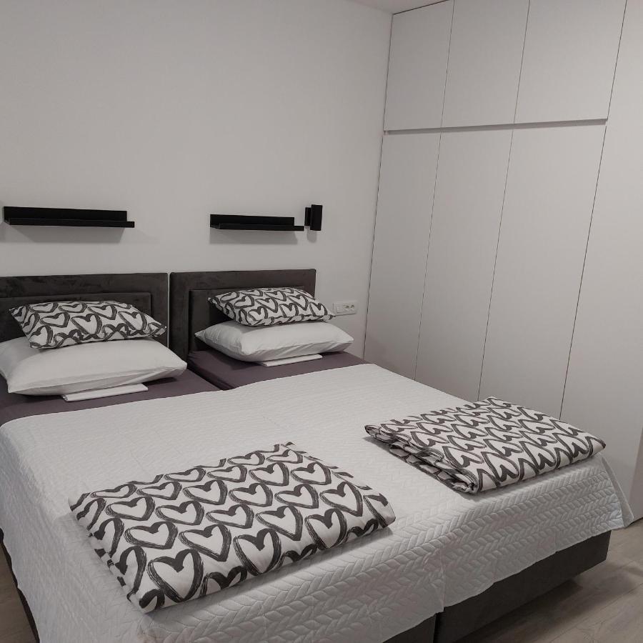 Apartments Sindy And Mendy With Parking Space In The Garage Dubrovnik Exterior photo